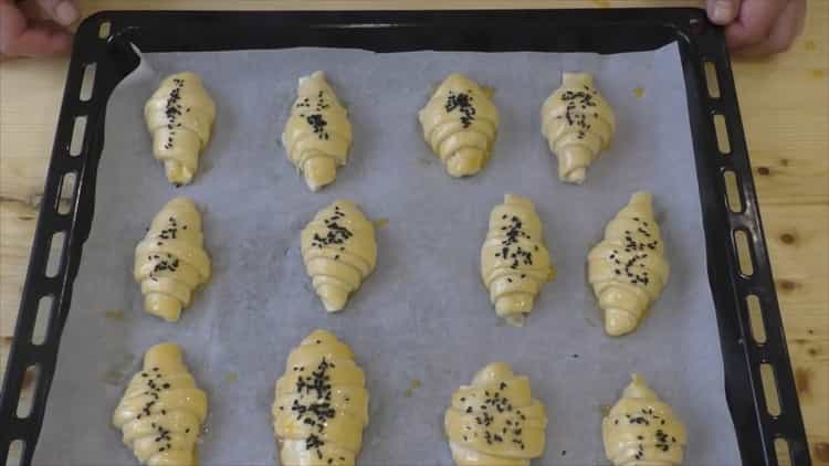 Croissant cremoso fatto in casa con latte condensato bollito