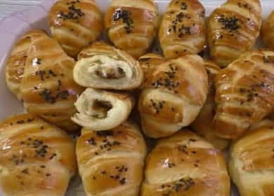 Croissant cremoso fatto in casa con latte condensato bollito