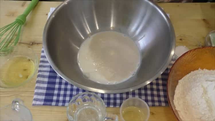 Per la preparazione di cornetti con latte condensato, preparare gli ingredienti