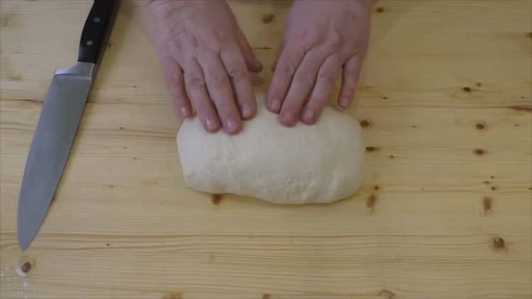 Per la preparazione di cornetti con latte condensato, impastare la pasta