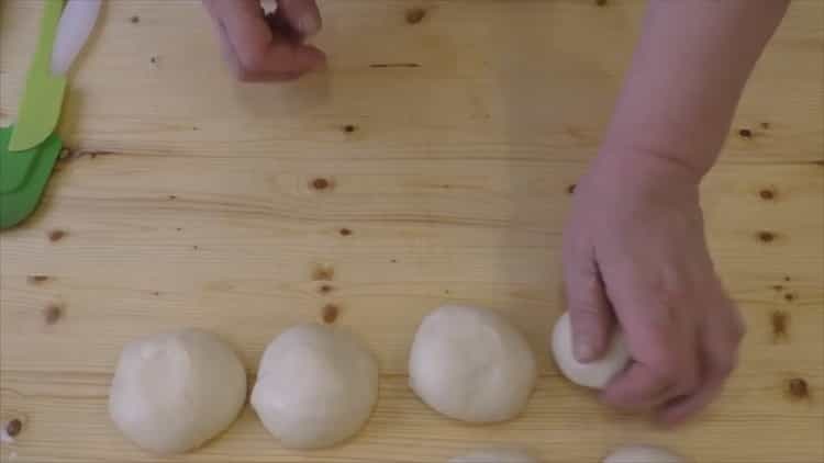 Per la preparazione di croissant con latte condensato, dividere l'impasto