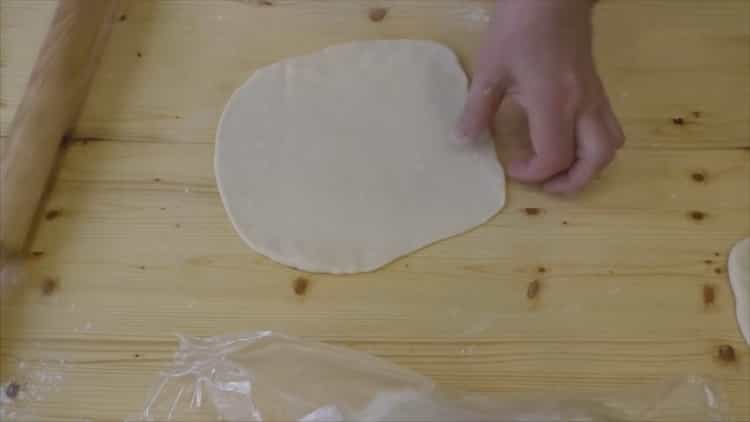 Per preparare croissant con latte condensato, stendi la pasta