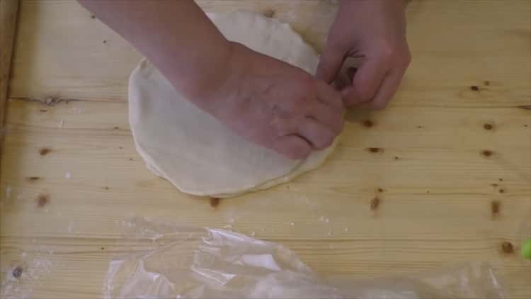 Per preparare i croissant con latte condensato adagiare l'impasto a strati