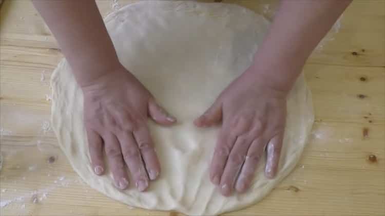 Per preparare croissant con latte condensato, preparare gli ingredienti per l'impasto