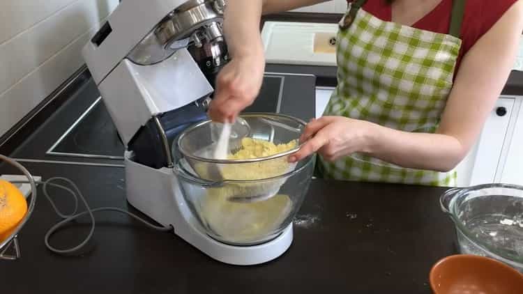 Per fare il pane di mais, impastare la pasta