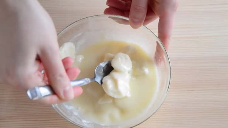 Per fare una torta, prepara la glassa