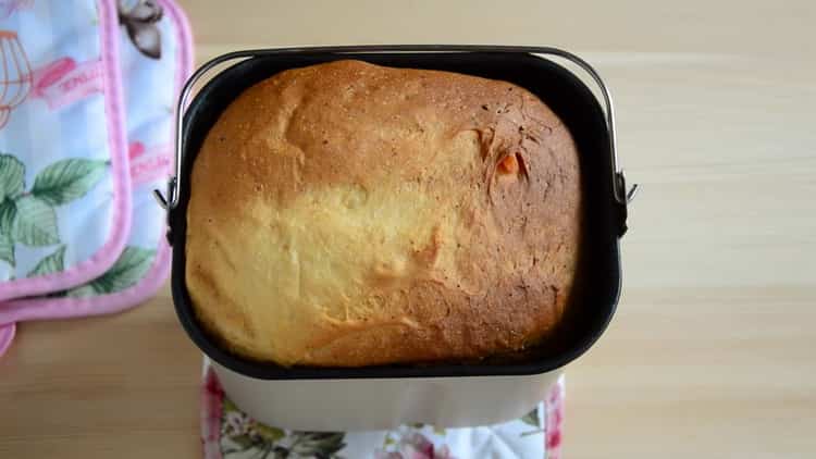 Per fare una torta, accendi la macchina per il pane