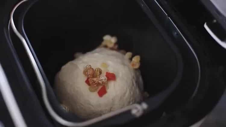 Per fare una torta in una macchina per il pane, impastare la pasta