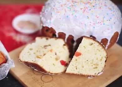 Deliziosa torta pasquale in una macchina per il pane Mulineks