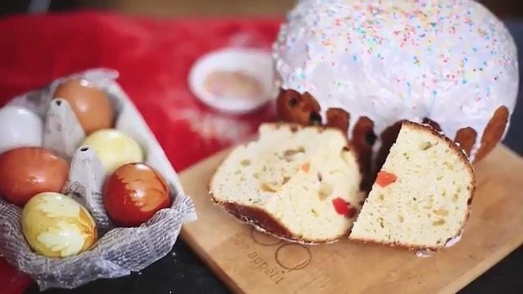 La torta di Pasqua cotta in una macchina per il pane mulinex è pronta