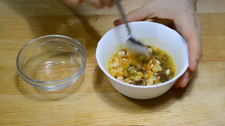 Per preparare una torta alla crema, versare il succo di frutta candita