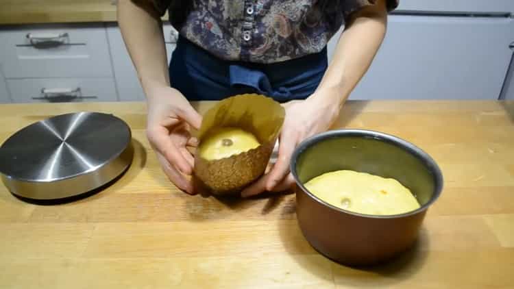 Per fare una torta di crema pasticcera, metti l'impasto nello stampo