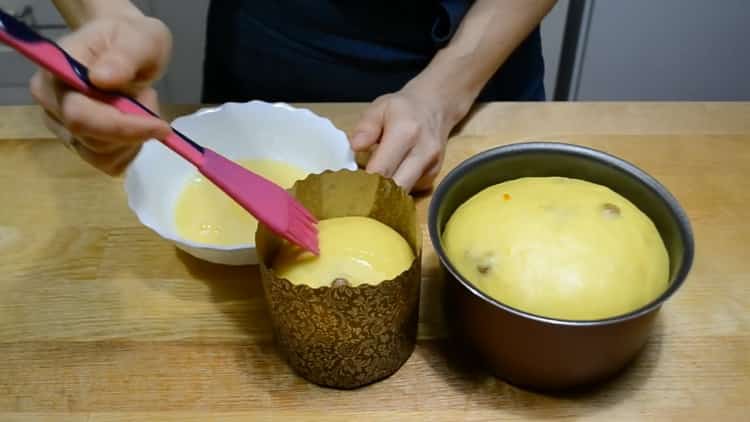 Per fare una torta alla crema, ungere l'impasto con un uovo