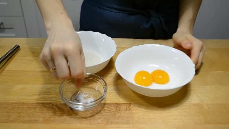 Per preparare una torta alla crema, separa i bianchi dal tuorlo