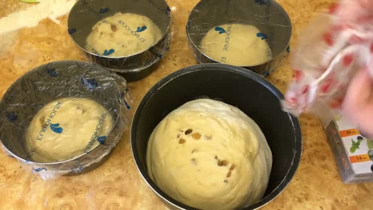 Per preparare una torta lievitata, preparare uno stampo