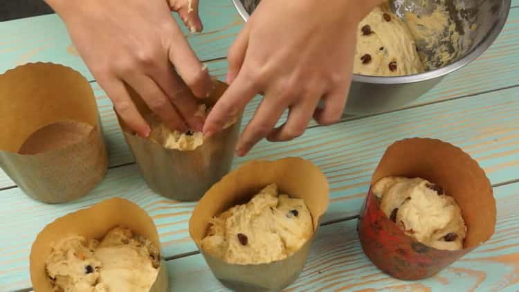 Per fare una torta su kefir, metti l'impasto nello stampo