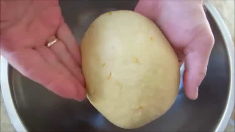 Per preparare la torta pasquale per il re, prepara un impasto