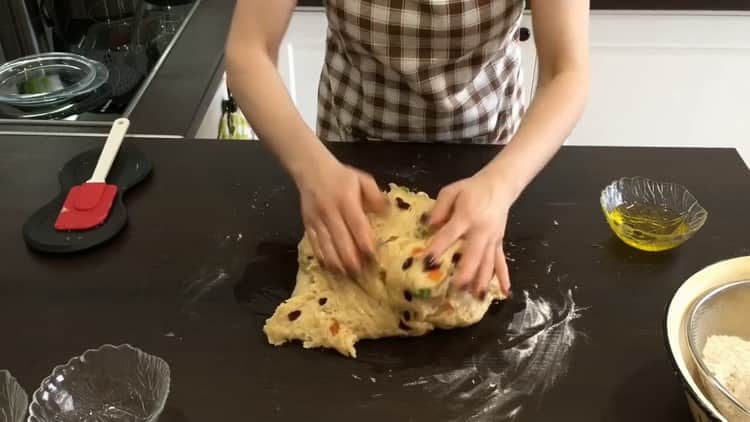 Per fare una torta con frutta candita, impastare la pasta