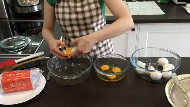 Per fare una torta con canditi, separa la cintura dai tuorli