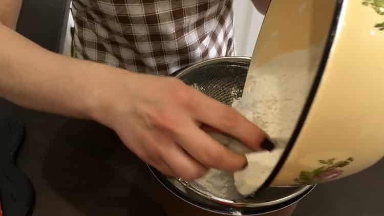 Per fare una torta con frutta candita, aggiungi la farina