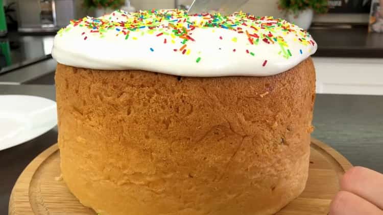 Torta di Pasqua in una pentola a cottura lenta secondo una ricetta passo-passo con una foto