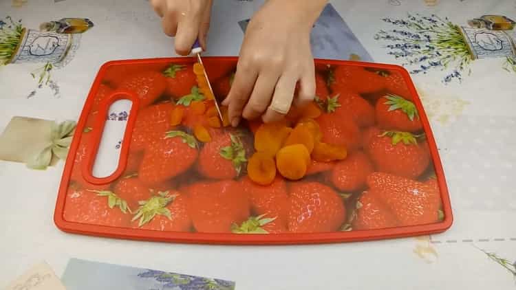 Per cucinare torte su panna acida, tagliare le albicocche secche