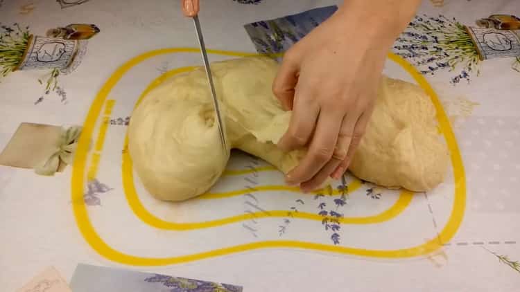 Per fare torte su panna acida, tagliare l'impasto