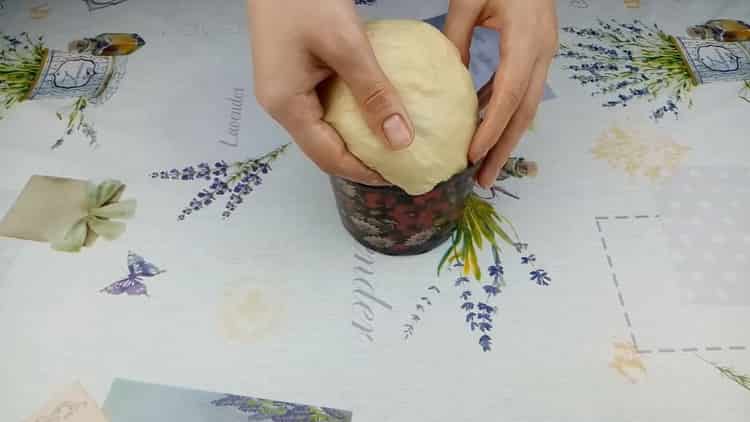 Per fare torte su panna acida, metti l'impasto nello stampo