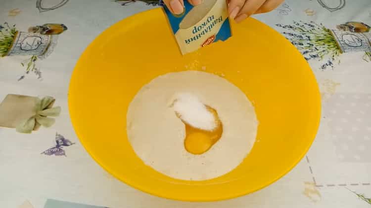 Per preparare torte pasquali su panna acida, preparare gli ingredienti, preparare l'impasto