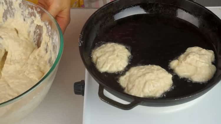 Per cuocere i bianchi pigri con carne macinata, scaldare l'olio