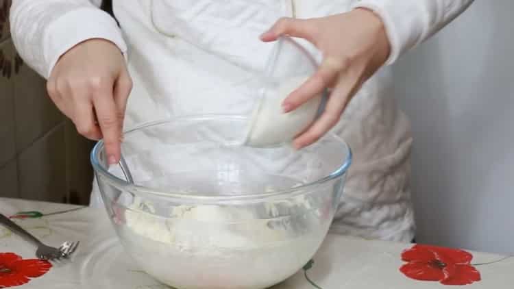 Setacciare la farina per preparare gnocchi pigri