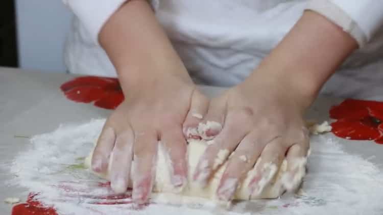 Per preparare gnocchi pigri, impastare la pasta