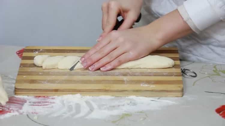 Per preparare gnocchi pigri, tagliare l'impasto