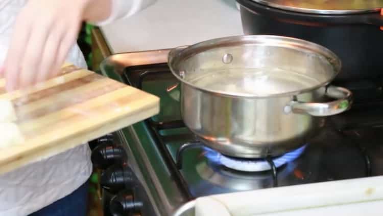 Per preparare gnocchi pigri, fai bollire l'acqua