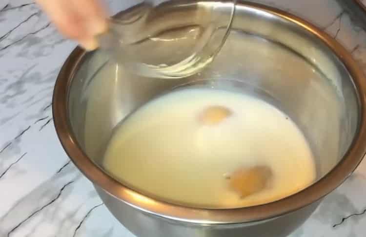 Cucinare pigro khachapuri con formaggio in una padella