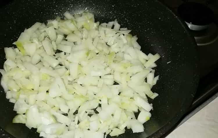 Per preparare torte piatte al forno, tritare la cipolla