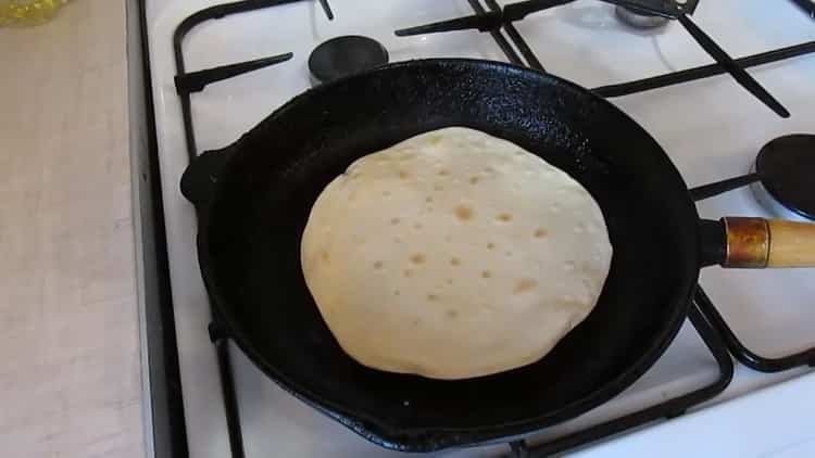 Per preparare le tortillas, invece del pane in una padella, friggere la tortilla