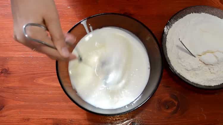 Per preparare le torte piatte, mescola gli ingredienti per l'impasto.