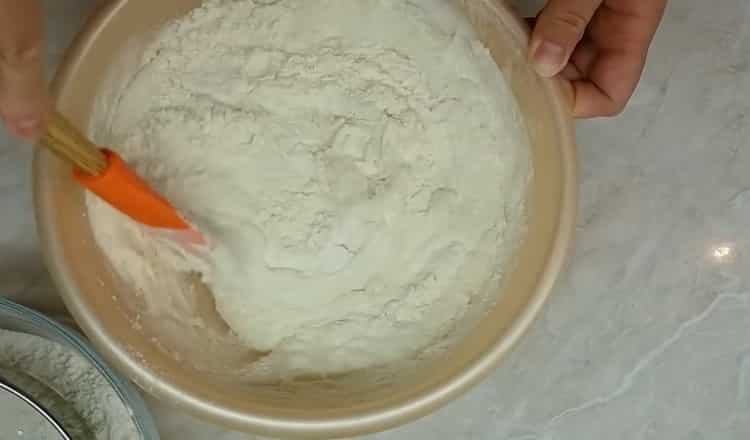 Per la preparazione di torte su kefir in una padella, impastare la pasta