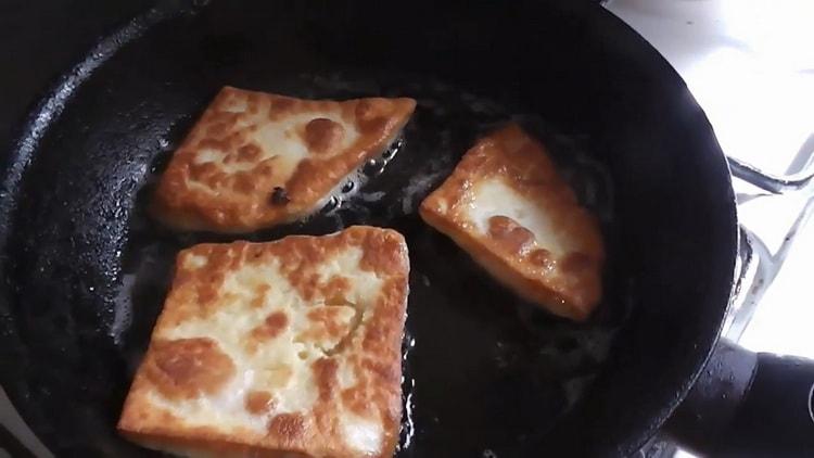 Per preparare torte piatte su salamoia, friggere l'impasto