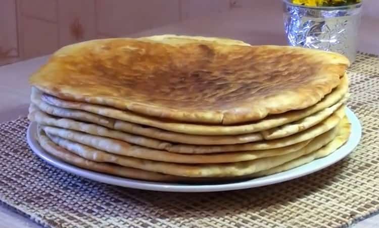 torte cotte in panna acida in una padella pronta