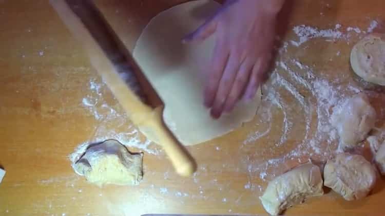 Per fare torte piatte su panna acida, stendere l'impasto in una torta piatta