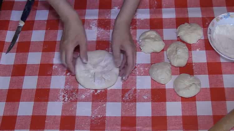 Per preparare torte piatte con patate, acceca il prodotto