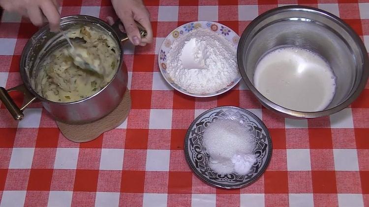 Mescola gli ingredienti per le frittelle di patate.