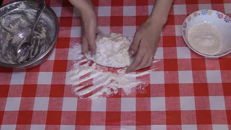 Impastare la pasta per frittelle di patate