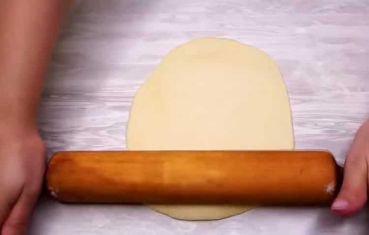 Per fare le torte di formaggio nel forno, arrotolare le torte