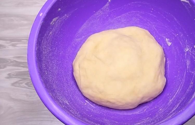 Per fare le torte di formaggio al forno, prepara gli ingredienti per l'impasto