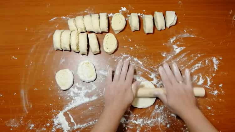 Per fare le torte di formaggio, tagliare l'impasto