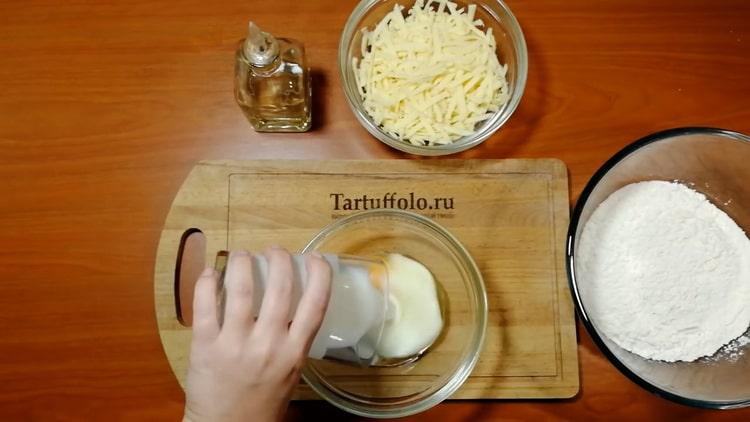 Per fare le torte di formaggio, mescola gli ingredienti