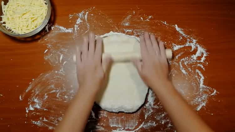 Per fare le torte di formaggio, stendi la pasta